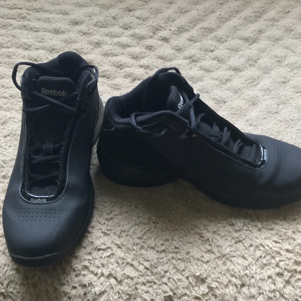 Reebok Men’s  shoes size 8.  Good for referee.